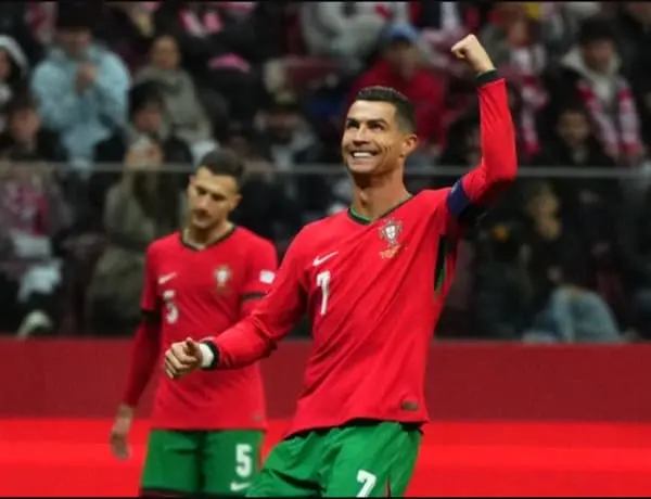 Ronaldo bỏ xa Messi hướng tới cột mốc 1000 bàn thắng