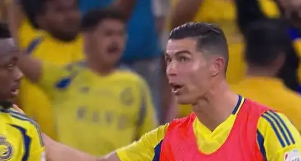 Ronaldo tái hiện hình ảnh chỉ đạo đồng đội ở chung kết Euro 2016