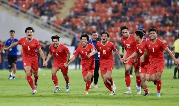 Đội tuyển Việt Nam thời Kim Sang-sik - Trẻ, cũ và Việt kiều