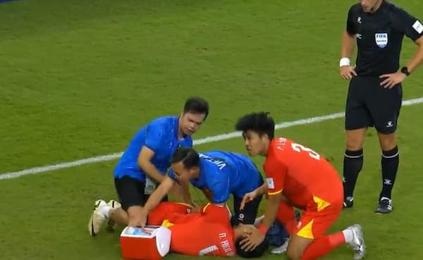 Khoảnh khắc Nguyễn Hiểu Minh rời sân và cú trượt dài của U23 Việt Nam