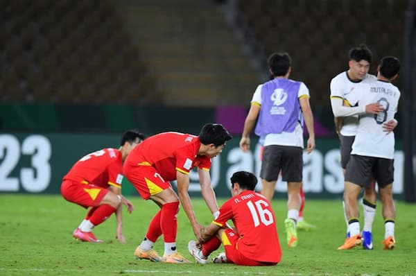 Khoảnh khắc Nguyễn Hiểu Minh rời sân và cú trượt dài của U23 Việt Nam