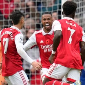 arsenal-gianh-lai-ngoi-dau-bang-sau-chien-thang-toi-thieu