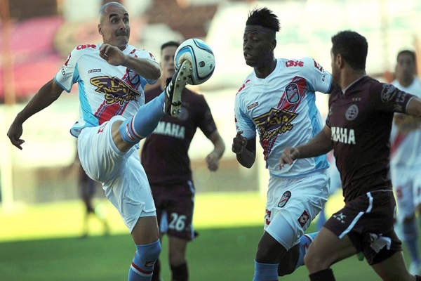 Arsenal Sarandi vs Racing 07h30 ngày 18/02 - Soi Kèo VĐQG Argentina