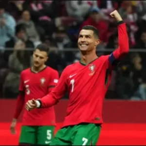 Ronaldo bỏ xa Messi hướng tới cột mốc 1000 bàn thắng