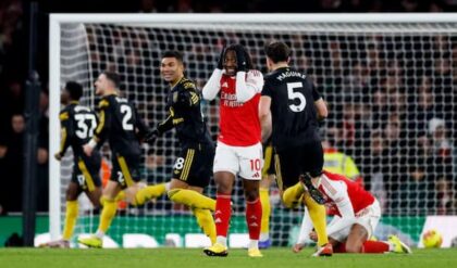 Vì sao Pháo thủ “tắt điện” trên hàng công?